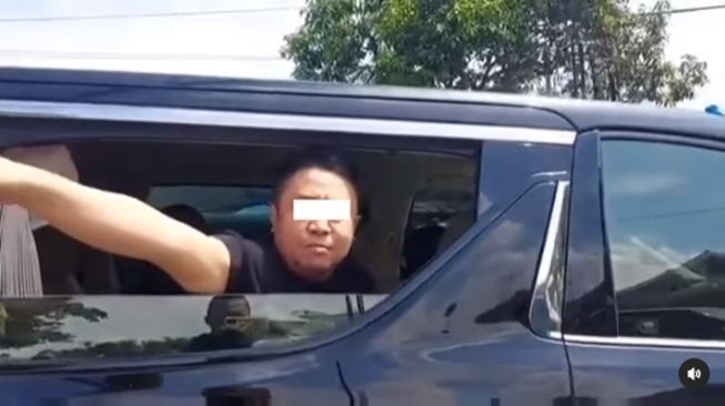 Pemudik arogan marah-marah sampai katai polisi bodoh saat arus balik diduga di Lingkar Gentong Tasikmalaya dialihkan. (Instagram/@net2netnews)