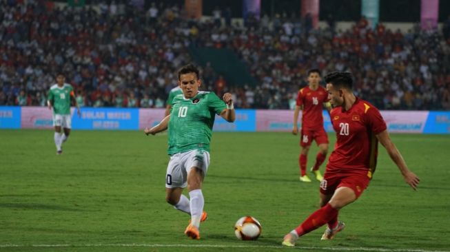 Penyerang timnas Indonesia, Egy Maulana Vikri (kiri) coba merebut bola dari pemain Vietnam dalam matchday pertama Grup A SEA Games 2021 di Stadion Viet Tri, Phu Tho, Jumat (6/5/2022) malam WIB. Indonesia kalah 0-3 di laga ini. [PSSI] 