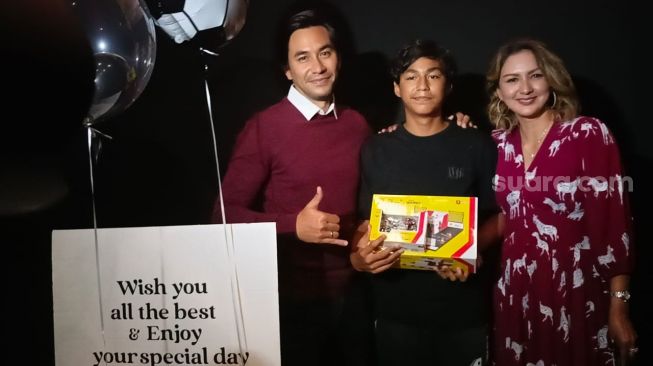 Darius Sinathrya dan Donna Agnesia memberi kejutan untuk putranya, Diego Andres Sinathrya yang tengah berulang tahun. [Rena Pangesti/Suara.com]