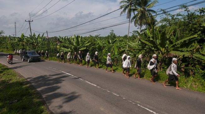 Warga Suku Baduy Dalam berjalan kaki ke Rangkasbitung untuk mengikuti ritual tradisi Seba Baduy di Cimarga, Lebak, Banten, Jumat (6/5/2022). [ANTARA FOTO/Muhammad Bagus Khoirunas]