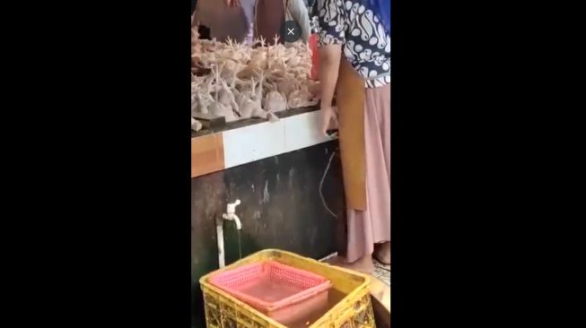 Trik Marketing Pedagang Pompa Daging Ayam Agar Terlihat Segar dan Montok, Netizen: Apa Salahnya?