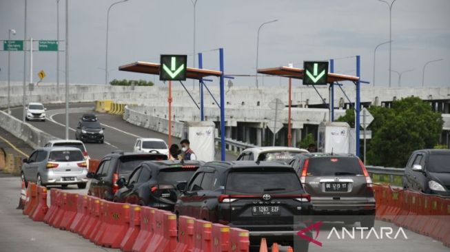 7.160 Kendaraan Pemudik Melintas di Gerbang Tol Kramasan Menuju Lampung