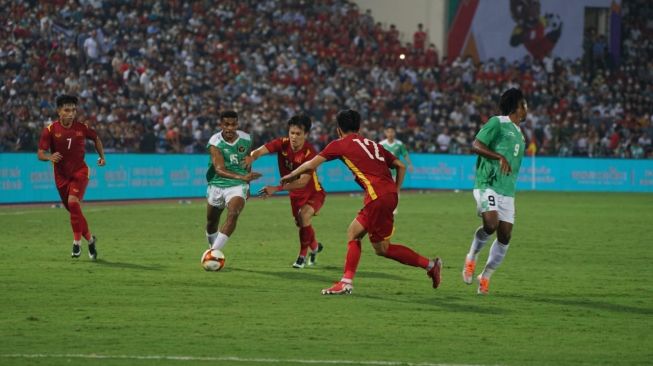 Gelandang timnas Indonesia, Ricky Kambuaya coba mempertahankan bola dari gangguan para pemain Vietnam dalam matchday pertama Grup A SEA Games 2021 di Stadion Viet Tri, Phu Tho, Jumat (6/5/2022) malam WIB. Indonesia kalah 0-3 di laga ini. [PSSI] 