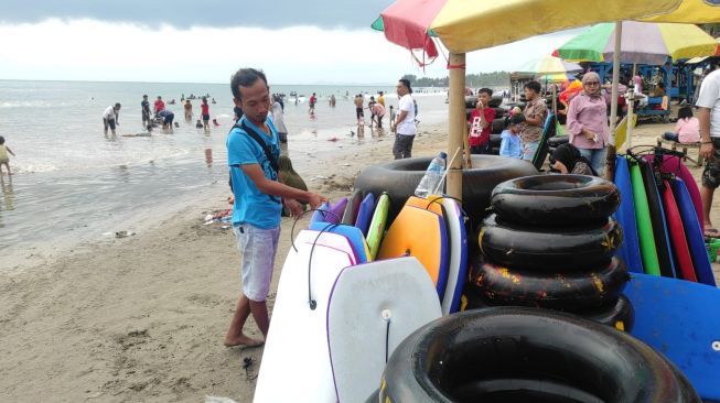 Sewakan Ban Pelampung dan Papan Selancar di Pantai Carita, Tiga Hari Diki Herdiansyah Kantongi Uang Lebih dari UMK