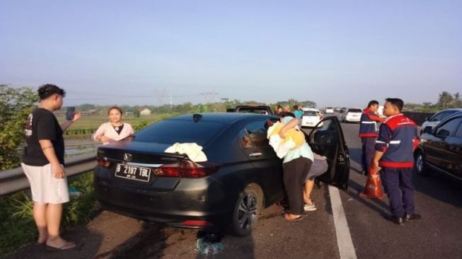 Parkir di Bahu Jalan, Mobil Xenia Ditabrak Sedan Honda City di Tol Pemalang-Batang