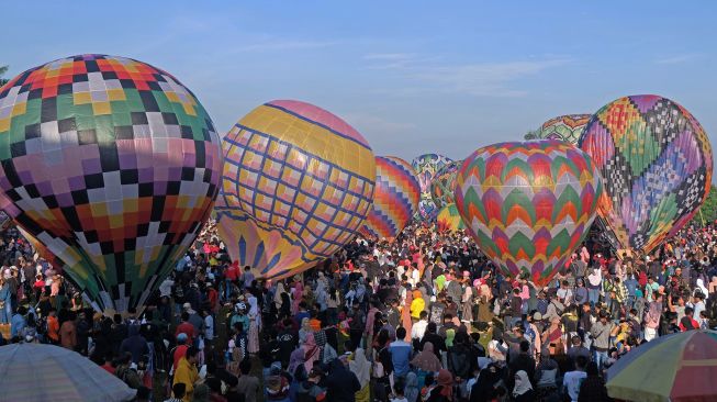 Warga menyaksikan Festival Balon Tradisional di lapangan Kembaran, Kalikajar, Wonosobo, Jawa Tengah, Jumat (6/5/2022). [ANTARA FOTO/Anis Efizudin]