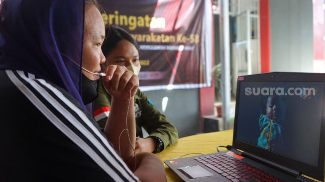 Seorang Warga Binaan Pemasyarakatan (WBP) melakukan panggilan video dengan pengawasan petugas di Lembaga Pemasyarakatan (Lapas) Perempuan, Kabupaten Gorontalo, Gorontalo, Jumat (6/5/2022). [ANTARA FOTO/Adiwinata Solihin]