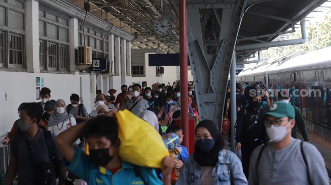 Sejumlah penumpang berjalan setibanya di Stasiun Pasar Senen, Jakarta, Jumat (6/5/2022). [Suara.com/Angga Budhiyanto]