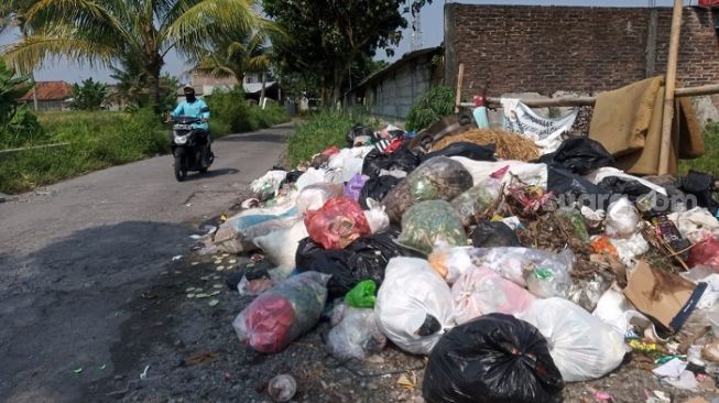 Sejak Ramadhan, Sampah Menumpuk di TPS Muntilan, Penuh Limbah Sayuran hingga Koper Butut