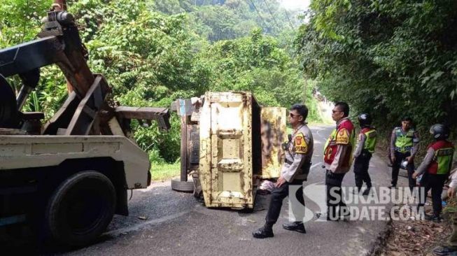 Tak Kuat Nanjak di Cisarakan Palabuhanratu, Truk Pengangkut Wisatawan Terguling