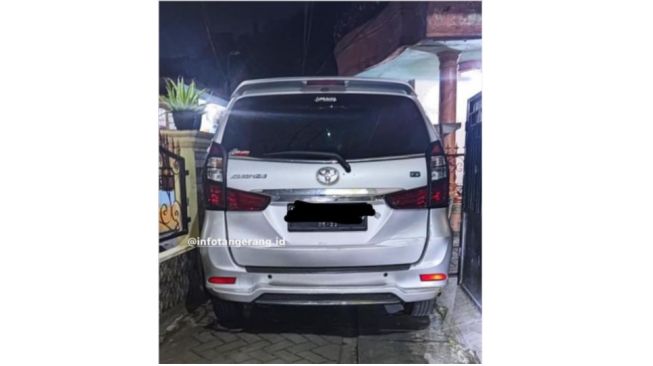 Viral Mobil Parkir Sembarangan Hingga Tutup Jalan di Priuk Tangerang, Netizen Meradang: Otaknya Ketinggalan!