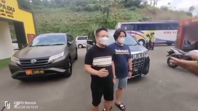 Seorang lelaki penumpang mobil mewah Toyota Alphard yang mendadak viral di media-media sosial, Jumat (6/5/2022), karena memaki polisi akhirnya minta maaf. [Instagram?kriminalupdate]