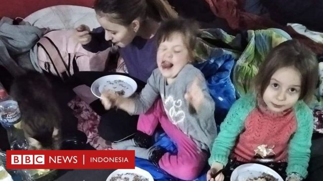 Anak-anak di Mariupol Minum Air Hujan dari Kubangan untuk Bertahan Hidup