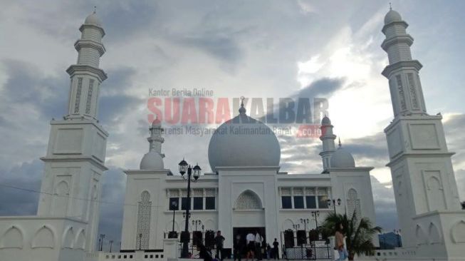 Masjid Oesman Obyek Wisata Religi di Kayong Utara Ramai Dikunjungi 