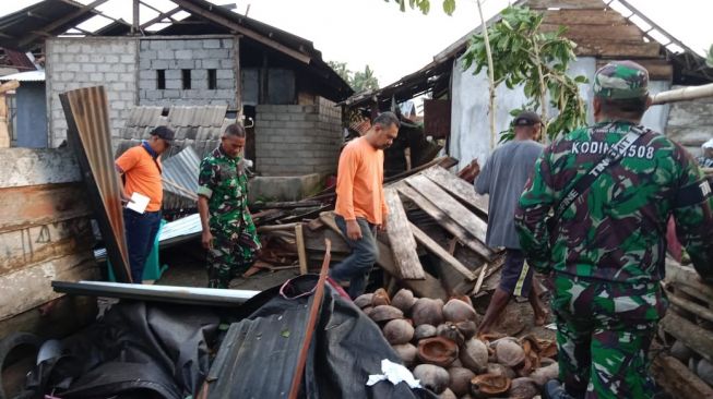 Puting Beliung Landa Desa Gamlaha, Puluhan Rumah Rusak