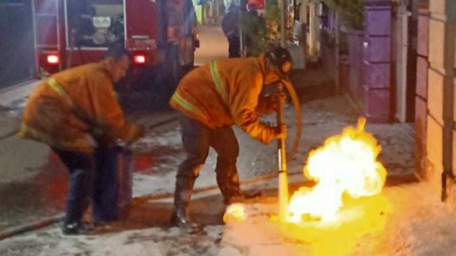 Warga Magersari Mojokerto Heboh, Malam-malam Pipa Gas di Pinggir Jalan Semburkan Api