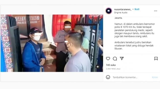 Polisi yang mendesak sopir mobil ambulans untuk menyerahkan SIM dan STNK. (Instagram/@nusantaranews)