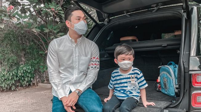 Potret Harvey Moeis suami Sandra Dewi momong anak (Instagram/@sandradewi88)