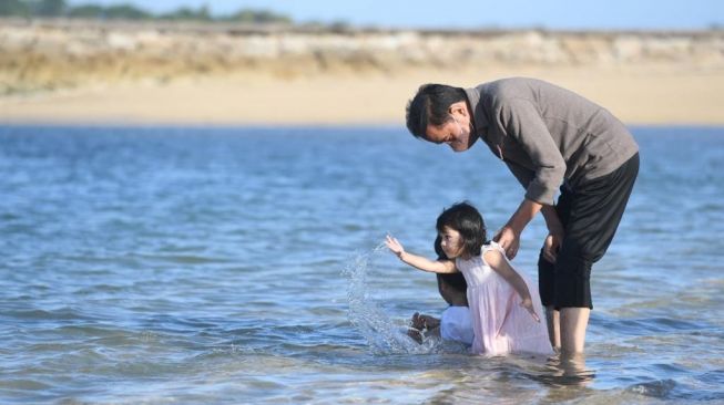 Presiden Joko Widodo atau Jokowi menikmati keindahan pantai bersama keluarga di sekitaran Nusa Dua, Kabupaten Badung, Bali, Jumat (6/5/2022).. [Lukas - Biro Pers Sekretariat Presiden]