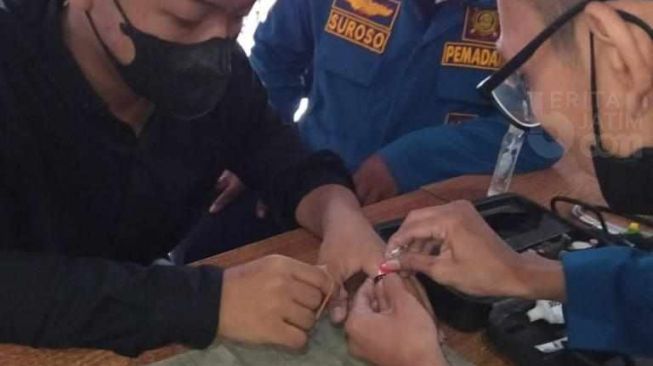 Bocah SMA di Gresik Ini Panik Cincin di Jarinya Tak Bisa Dilepas, Nyaris Digergaji di Galangan Kapal