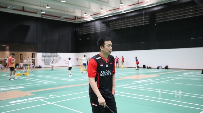 Pebulu tangkis ganda putra Indonesia, Hendra Setiawan ketika berlatih di lantai 4 Gedung Serbaguna Kantor Sekretaris Tetap Departemen Pertahanan Sri Saman, Bangkok, Sabtu (7/5/2022) jelang Piala Thomas dan Uber 2022. [PBSI]