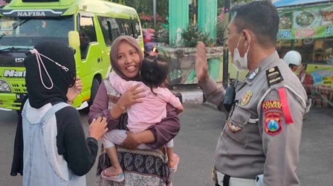 Kisah Bocah Menangis Hiseris Terpisah dari Ibunya di Pos Mudik 2022 Tuban, Ditemukan Penjual Rujak