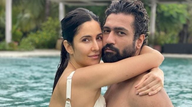 Katrina Kaif dan Vicky Kaushal asyik berpose di kolam renang. [Instagram]