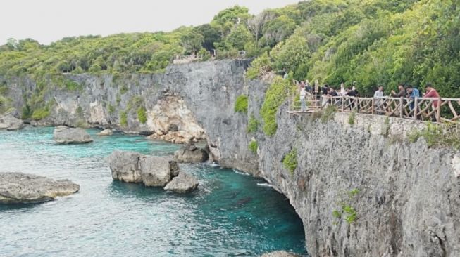 Memanfaatkan libur panjang. Wisatawan mengunjungi Tebing Appalarang, Kabupaten Bulukumba, Sulawesi Selatan, Kamis 5 Mei 2022 [SuaraSulsel.id/Muhammad Yunus]