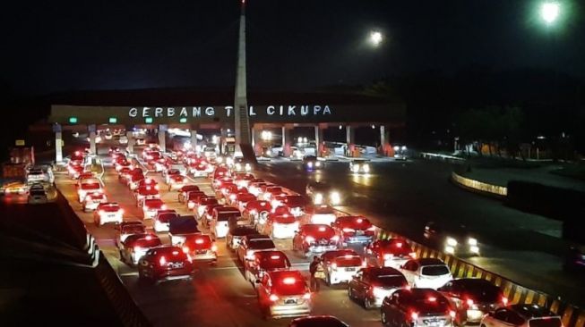 Arus Lalu Lintas di Gerbang Tol Cikupa Arah Jakarta Sabtu Malam Ramai Lancar