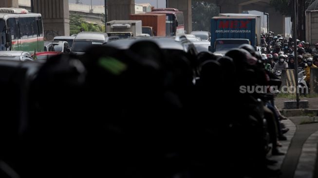 Sejumlah kendaraan terjebak kemacetan di Jalan Raya Kalimalang, Bekasi, Jawa Barat, Sabtu (7/5/2022). [Suara.com/Angga Budhiyanto]