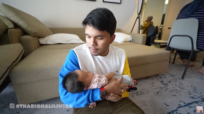 Potret Kedekatan Thariq Halilintar dan Baby Ameena (YouTube/Thariq Halilintar)