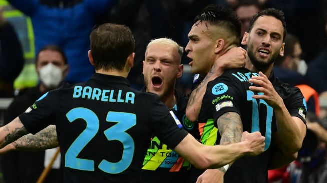 Pemain depan Inter Milan Argentina Lautaro Martinez merayakan golnya setelah mencetak gol keduanya selama pertandingan sepak bola Serie A Italia antara Inter melawan Empoli di di Giuseppe Meazza, Jumat (6/5/2022) malam WIB. MIGUEL MEDINA / AFP