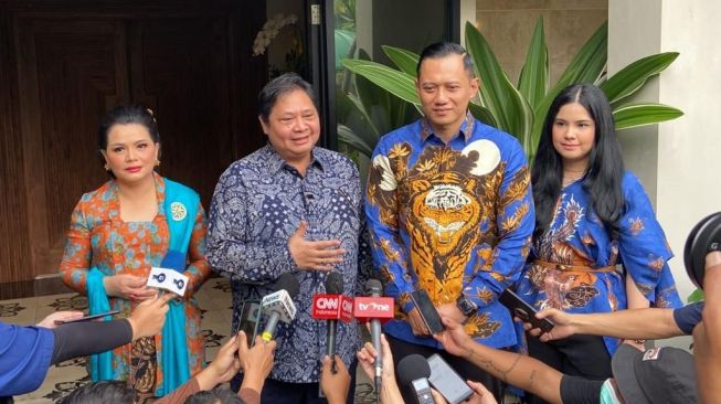 PertemuanKetua Umum Partai Demokrat Agus Harimurti Yudhoyono (AHY) saat berkunjung ke rumah dinas Ketua Umum Partai Golkar Airlangga Hartarto diKomplek Widya Chandra 3, Jakarta Selatan,Sabtu(7/5/2022). [Tim media DPP Demokrat]