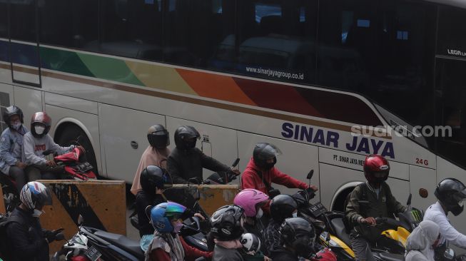 Sejumlah kendaraan terjebak kemacetan di Jalan Raya Kalimalang, Bekasi, Jawa Barat, Sabtu (7/5/2022). [Suara.com/Angga Budhiyanto]