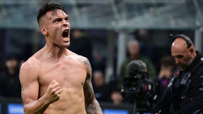 Pemain depan Inter Milan Argentina Lautaro Martinez merayakan golnya setelah mencetak gol keduanya selama pertandingan sepak bola Serie A Italia antara Inter melawan Empoli di di Giuseppe Meazza, Jumat (6/5/2022) malam WIB. MIGUEL MEDINA / AFP