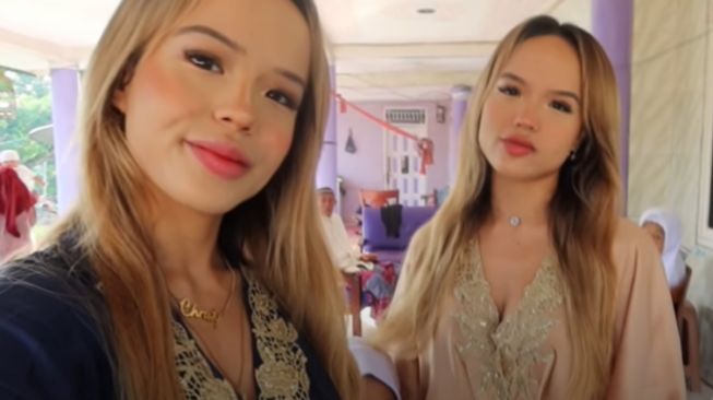 10 Potret The Connell Twins Pulang Kampung ke Subang, Mahir Cari Keong di Sawah!