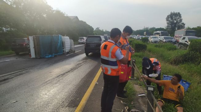 Mobil Pick Up Terguling di Tol Tangerang - Merak, Ribuan Ikan Lele Berhamburan, Polisi Jelaskan Penyebabnya