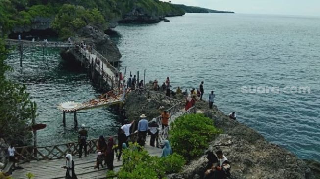 Kendaraan Wisatawan Antre di Jalan Masuk Pantai Bira, Dinas Pariwisata: Jumlah Pengunjung 30 Ribu Orang