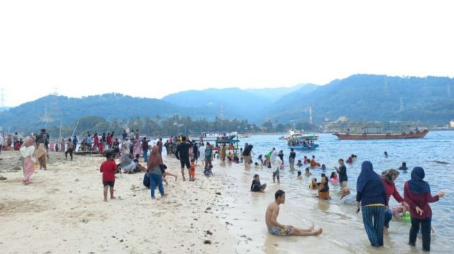 62 Ribu Wisatawan Banjiri Anyer-Carita Lebaran 2024