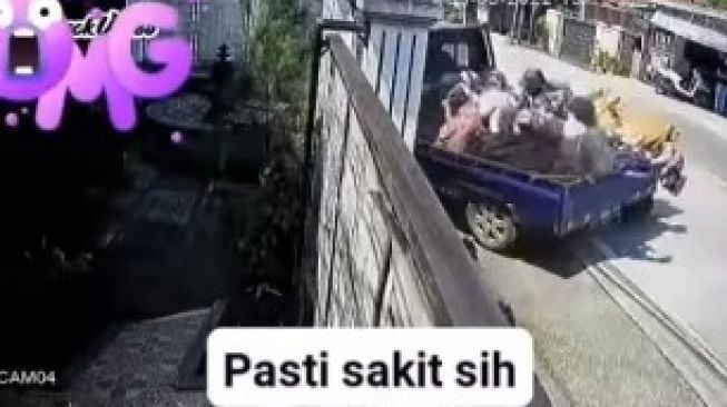 Detik-Detik Mobil Pick Up Bablas Nabrak Tembok, Emak-Emak di Bak Belakang Mental, Publik: Sakit Sih Pasti