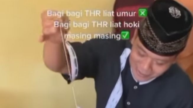 Seru Banget! Warganet Ini Bagi-bagi THR di Keluarganya Pakai Permainan Tarik Benang