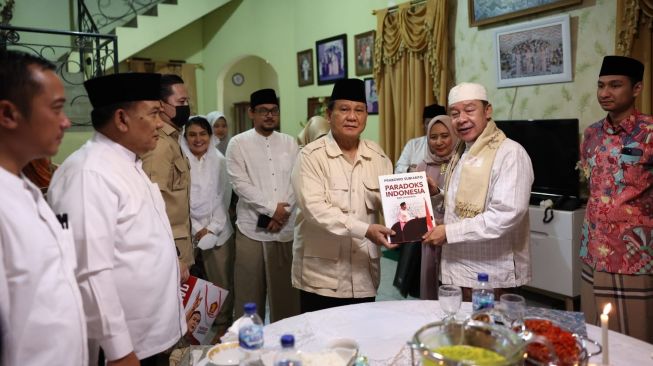 Padat Agenda Silaturahmi, Prabowo Kunjungi Kiai Adib di Ponpes Buntet Cirebon