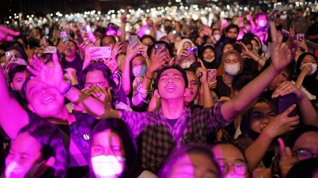 Potret Pamungkas Terjatuh saat Konser (instagram/@pamunqkas)