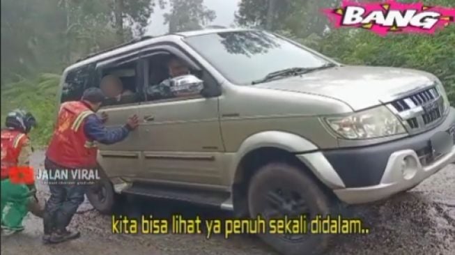 Isuzu Panther keok lawan tanjakan. (TikTok/jalur_extrem)