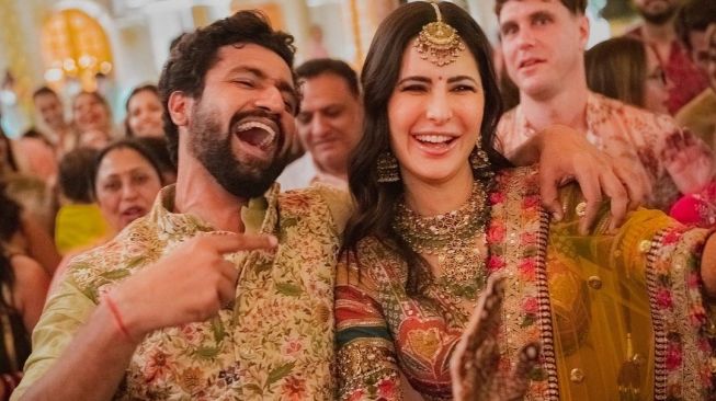 Katrina Kaif dan Vicky Kaushal di acara pernikahannya. [Instagram]