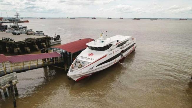 Fast Ferry Indomal dari Pelabuhan Antarbangsa Melaka tiba di pelabuhan internasional Dumai, Jumat (6/5/2022). [Dok Dinas Pariwisata Riau]