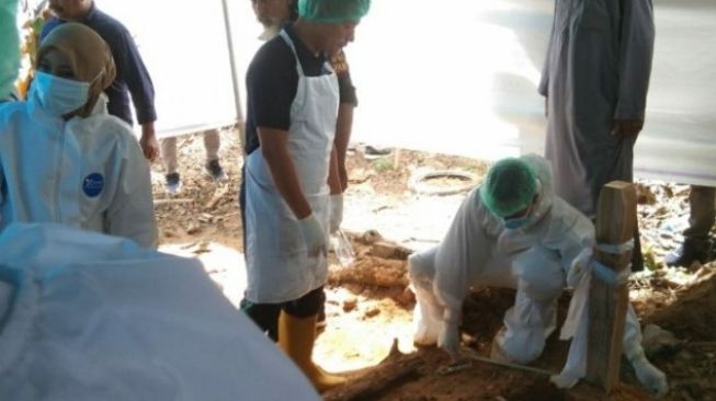 Makam Dibongkar, Dokter Forensik Bedah Jenazah dan Periksa Paru-paru, Jantung, Ginjal, dan Lambung Warga Kabupaten Muna