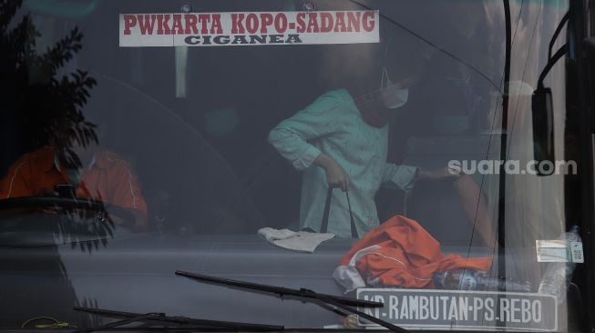 Pemudik membawa barang bawaan setibanya di Terminal Kampung Rambutan, Jakarta, Sabtu (7/5/2022). [Suara.com/Angga Budhiyanto]