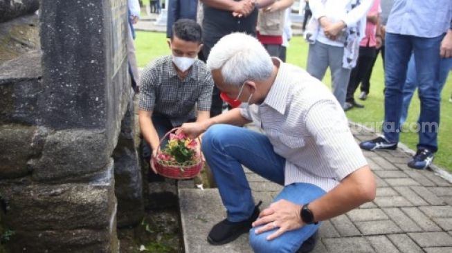 Ganjar Pranowo melakukan ziarah ke Makam Sultan Hasanuddin di Kelurahan Katangka, Kecamatan Somba Opu, Kabupaten Gowa, Sabtu 7 Mei 2022 [SuaraSulsel.id/Humas Pemkab Gowa]