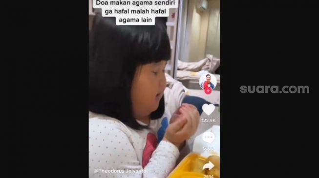 Viral Bocil Beragama Katolik Fasih Baca Doa Makan Agama Islam, Netizen: Yang Ngajarin Siapa?